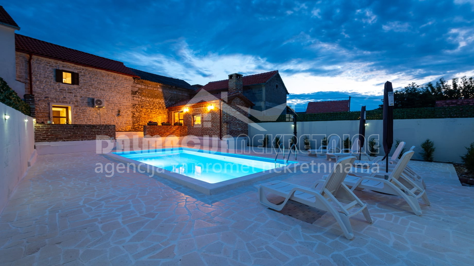 Kamena Ku&cacute;a s bazenom