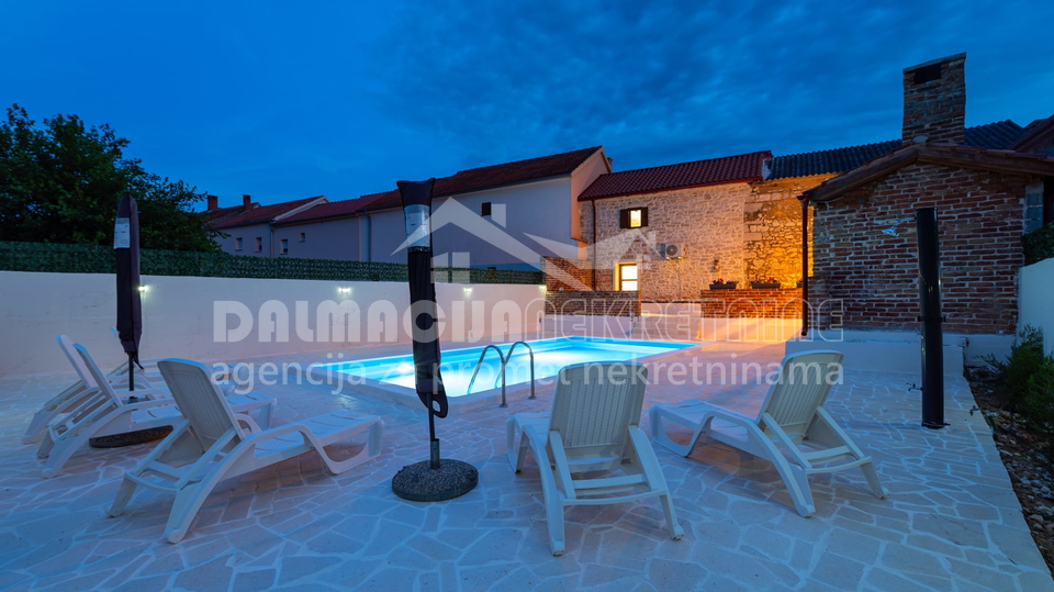 Kamena Ku&cacute;a s bazenom