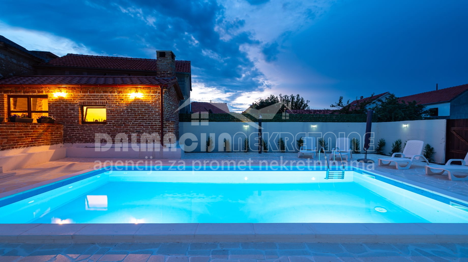 Kamena Ku&cacute;a s bazenom