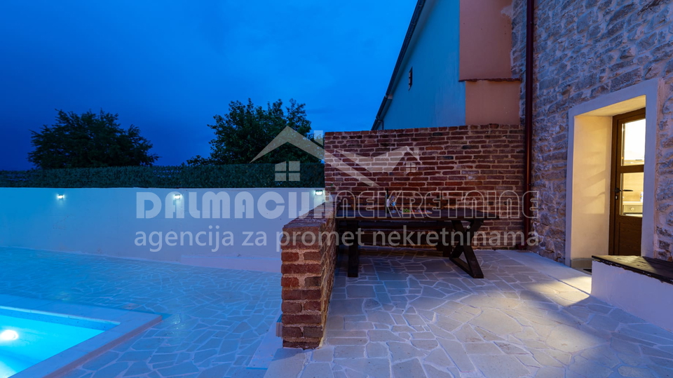 Kamena Ku&cacute;a s bazenom