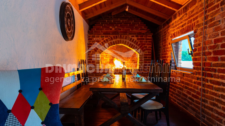 Kamena Ku&cacute;a s bazenom