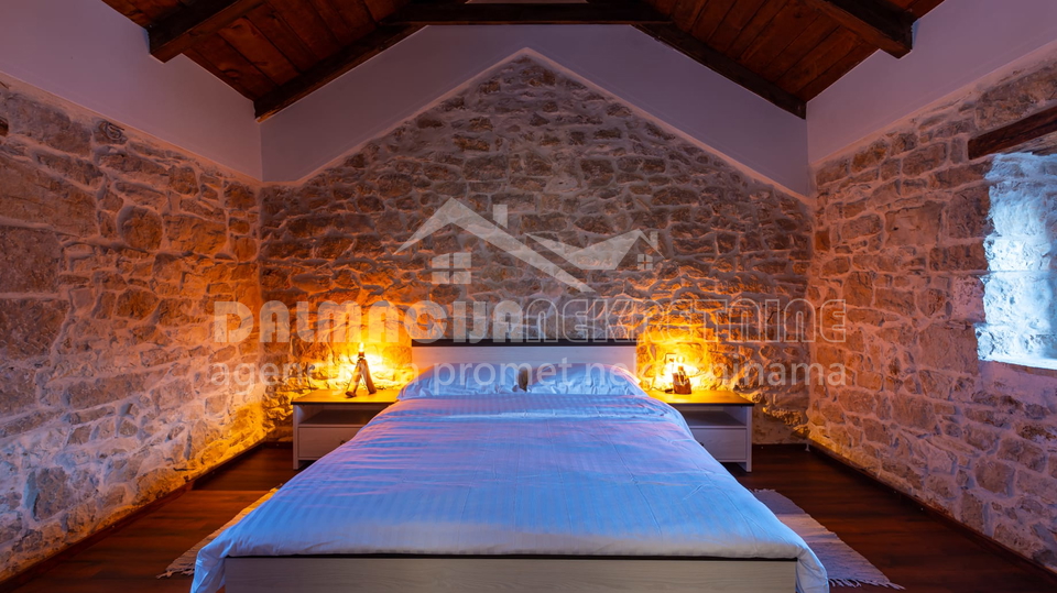 Kamena Ku&cacute;a s bazenom