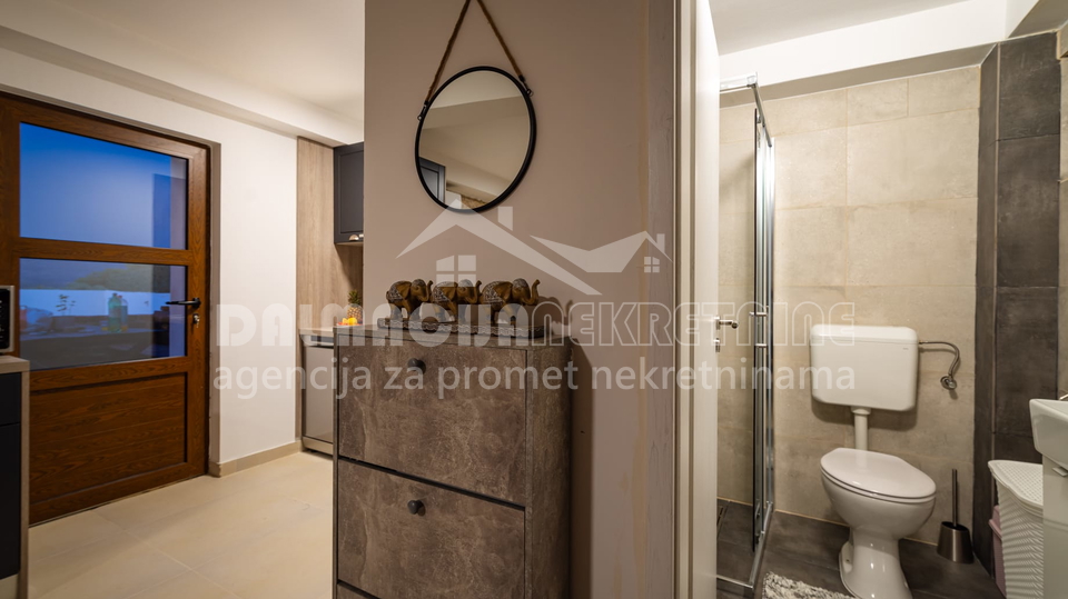 Kamena Ku&cacute;a s bazenom