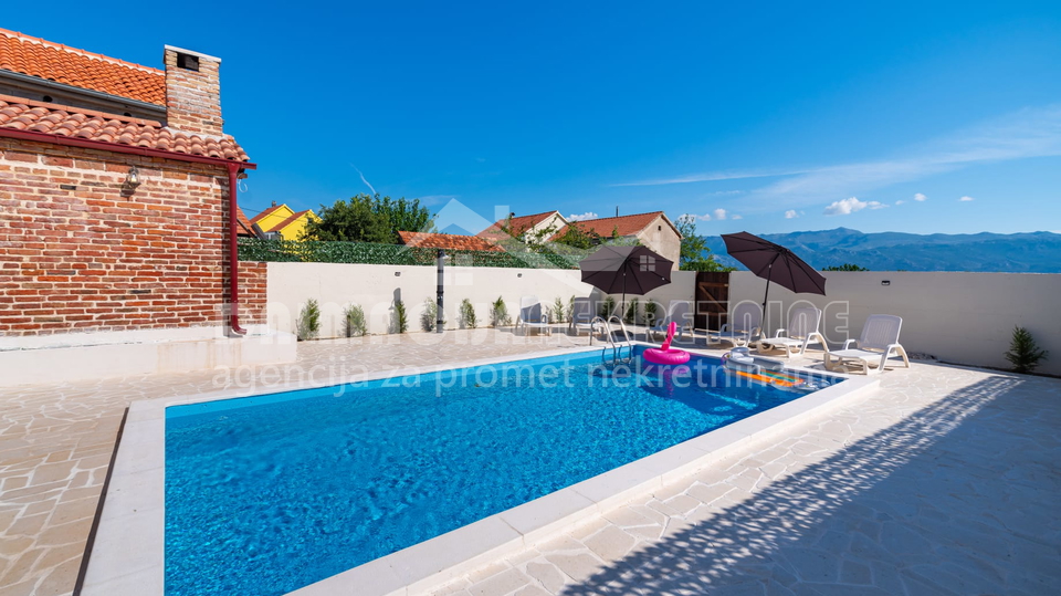 Kamena Ku&cacute;a s bazenom