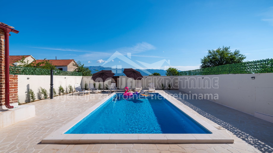 Kamena Ku&cacute;a s bazenom