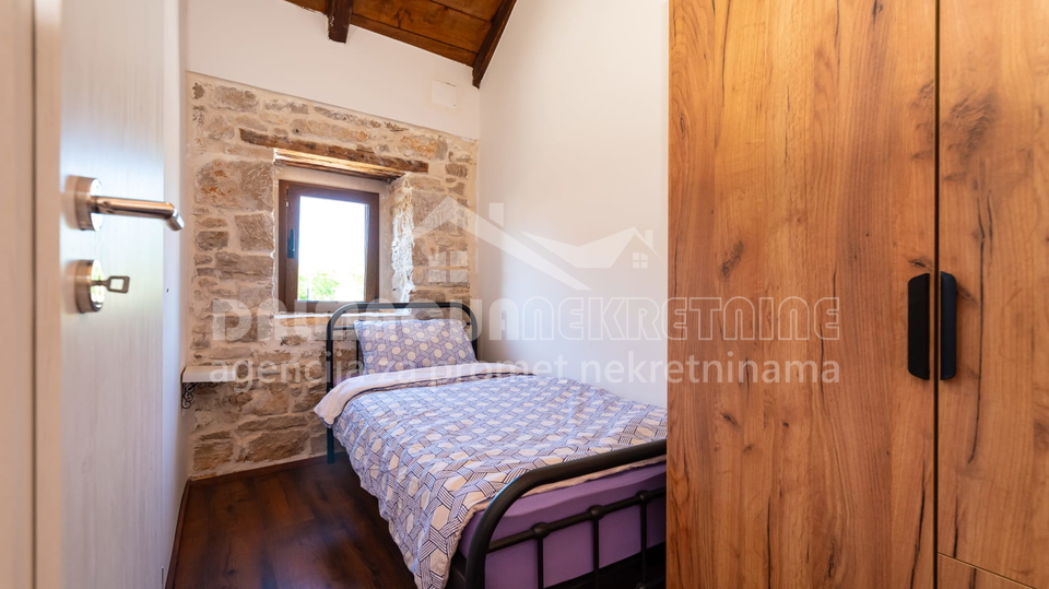 Kamena Ku&cacute;a s bazenom