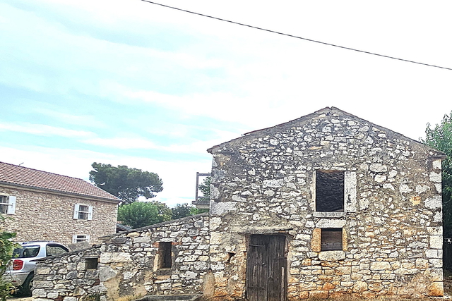 Mala kamena kućica blizu mora - Lovrečica