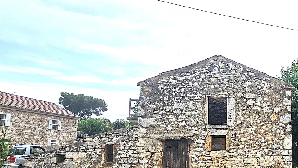 Mala kamena kućica blizu mora - Lovrečica