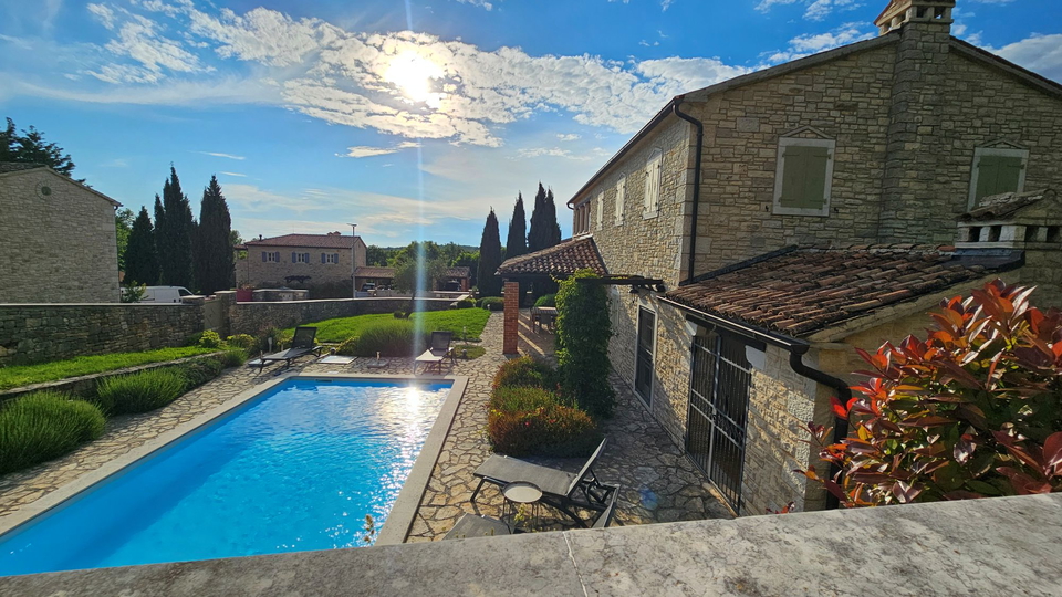 Building land near Pore&ccaron;