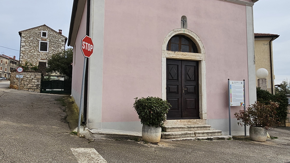 Simpati&ccaron;na kamena istarska ku&cacute;a u Brtonigli