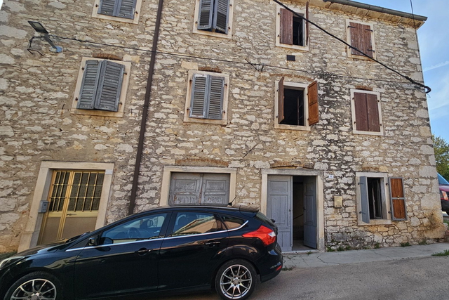 Casa in pietra nel centro di Brtonigla