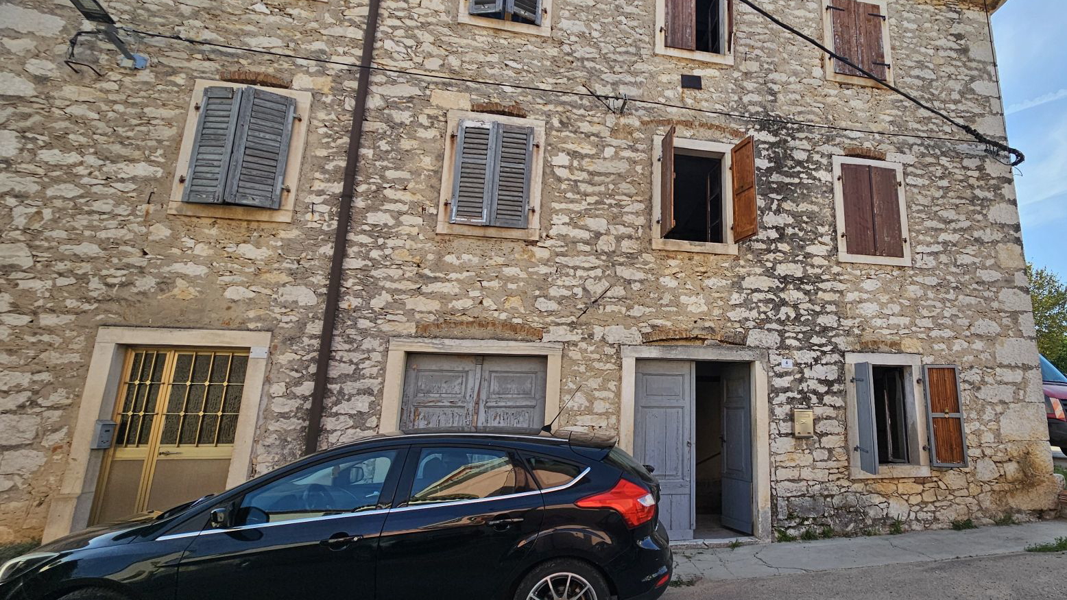 Kamena kućica  u centru  Brtonigle
