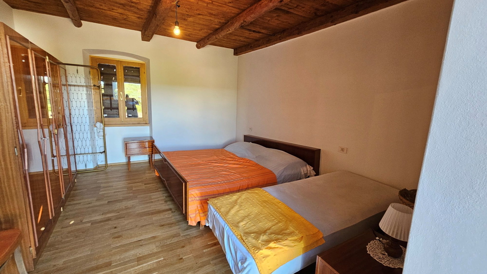 Stone Istrian house with a courtyard in Brtonigla