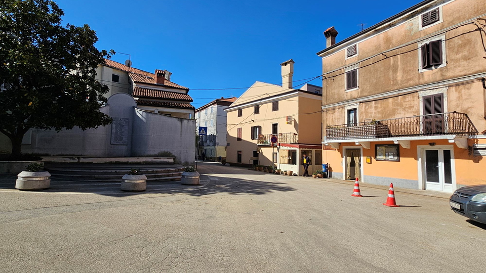 Casa in pietra nel centro di Brtonigla