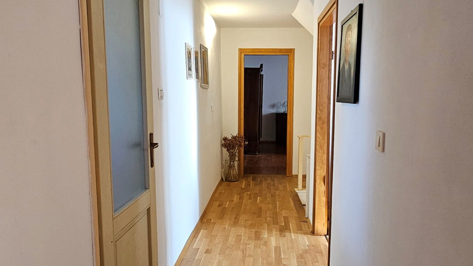 Stone Istrian house with a courtyard in Brtonigla