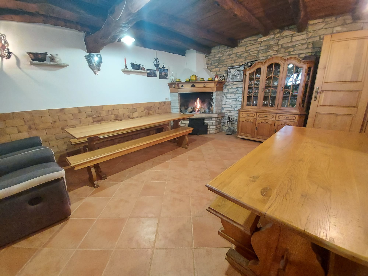 Kamena istarska kuća s otvorenim pogledom u okolici Buja