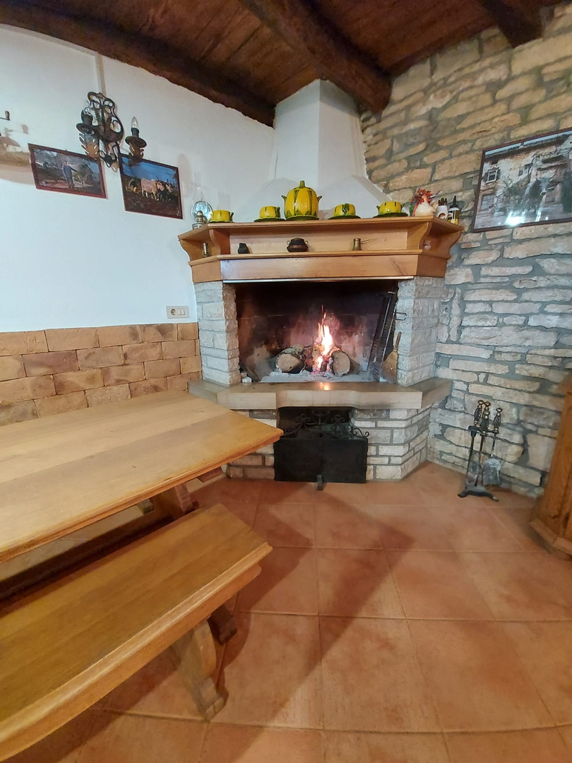 Kamena istarska kuća s otvorenim pogledom u okolici Buja