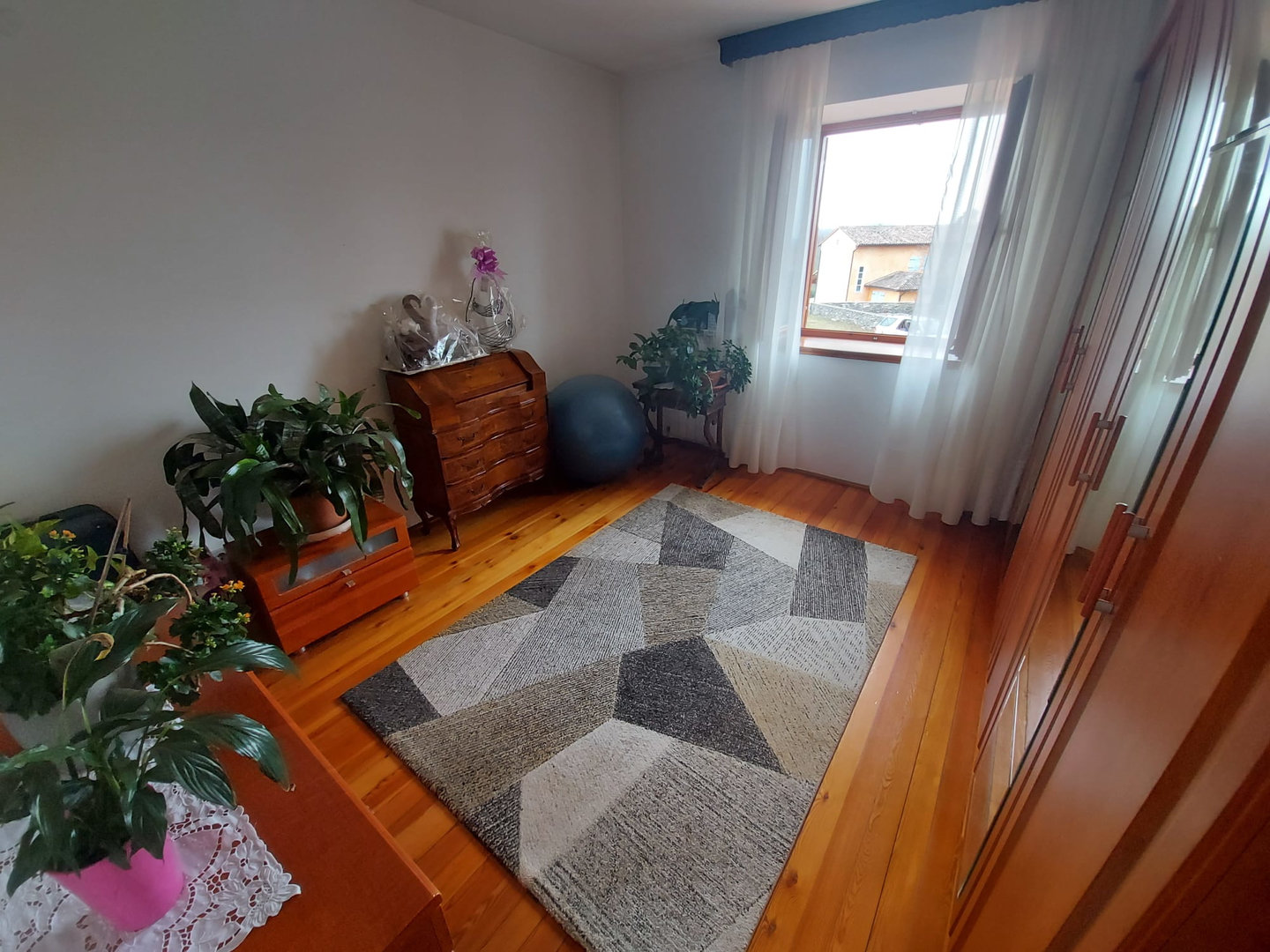 Kamena istarska kuća s otvorenim pogledom u okolici Buja