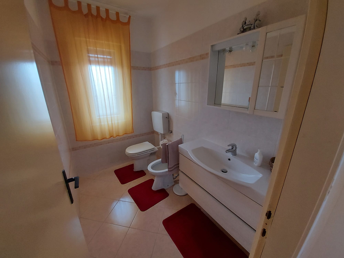 Kamena istarska kuća s otvorenim pogledom u okolici Buja