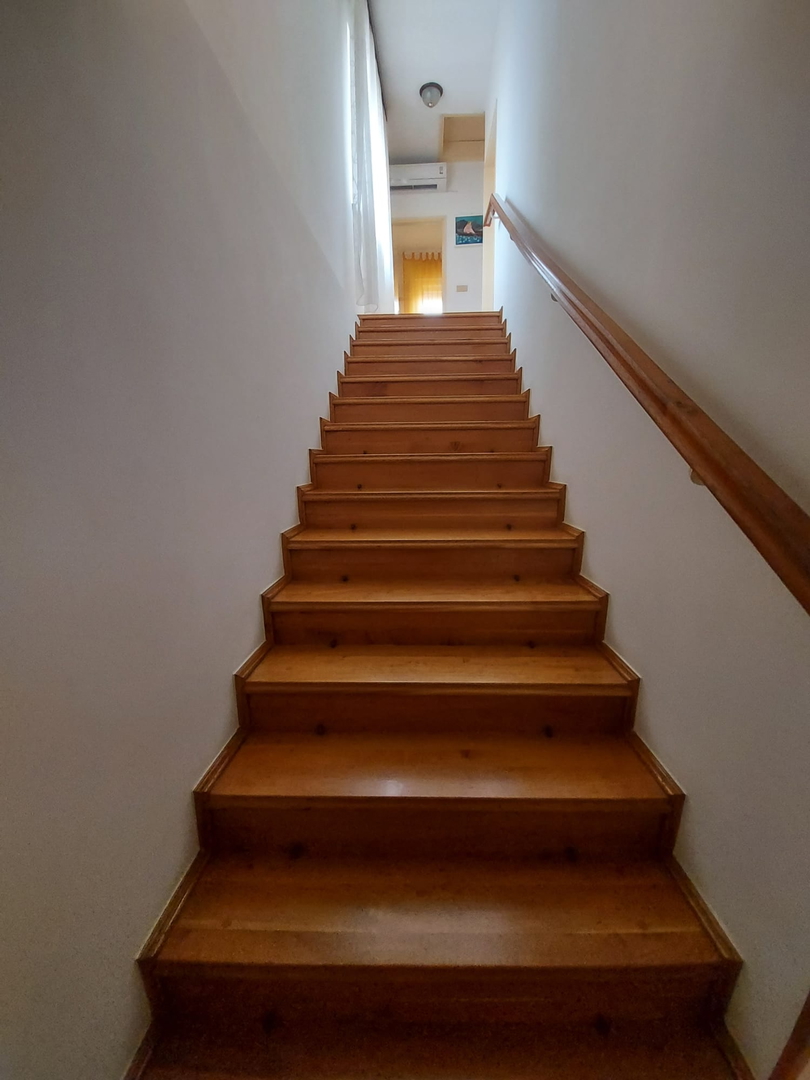 Kamena istarska kuća s otvorenim pogledom u okolici Buja