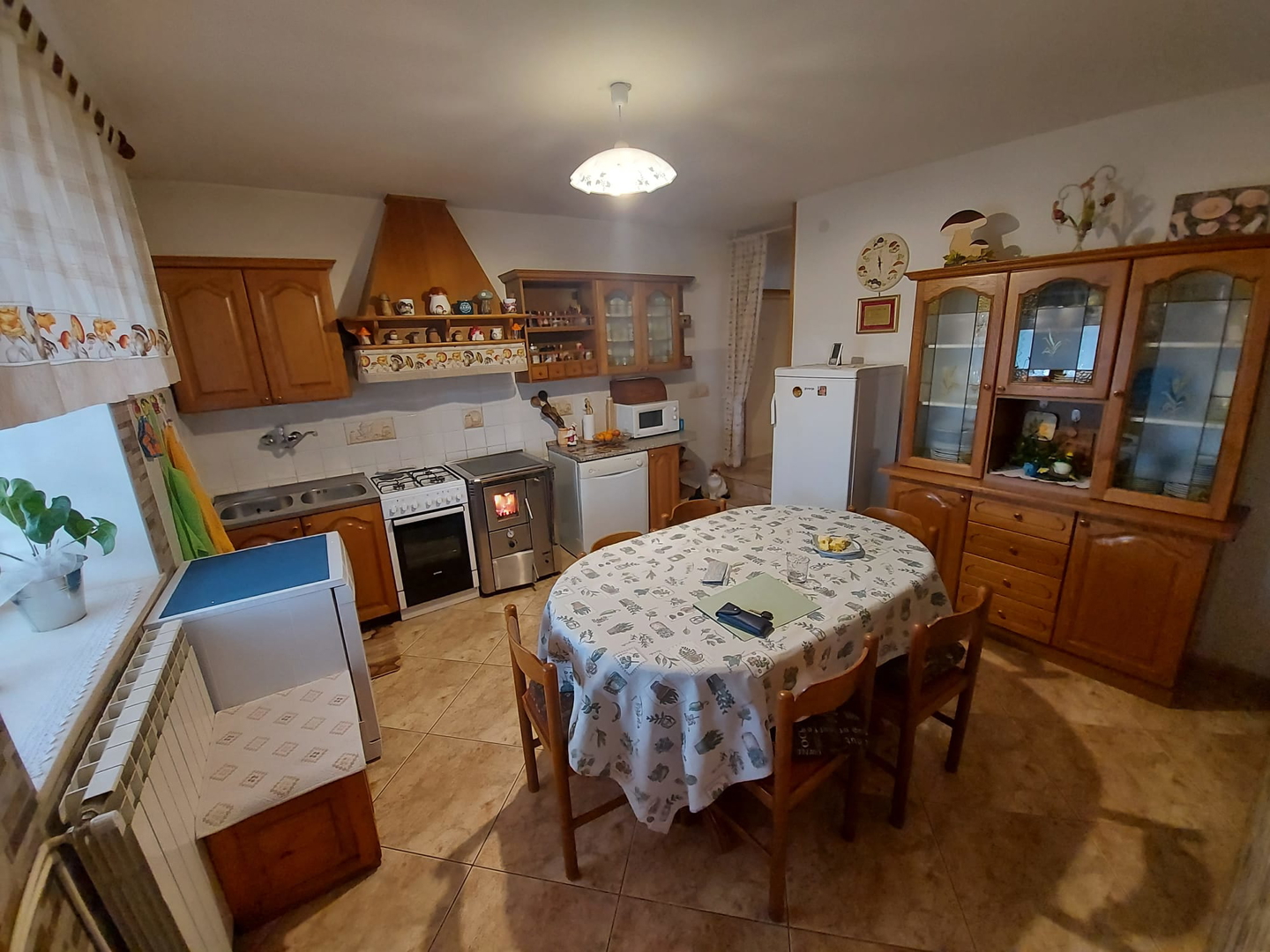 Kamena istarska kuća s otvorenim pogledom u okolici Buja