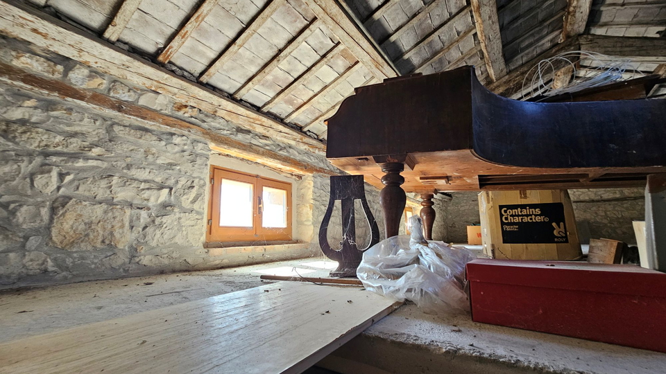 Stone Istrian house with a courtyard in Brtonigla