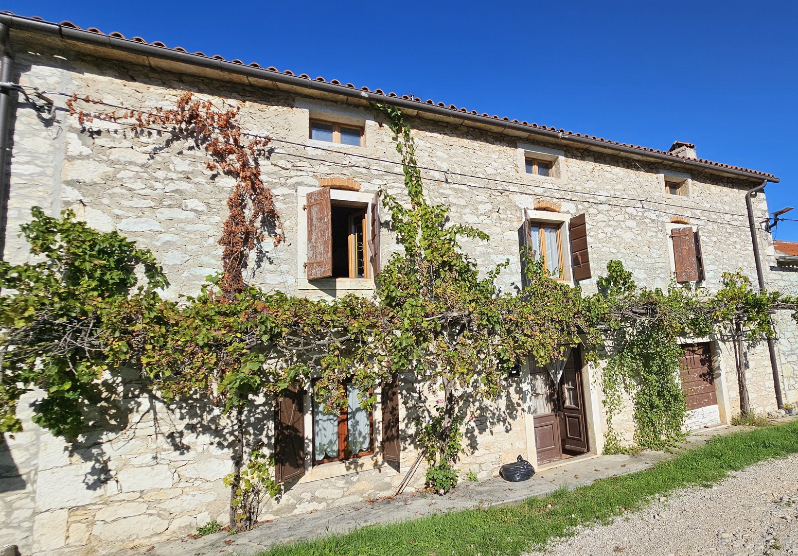 Kamena Istarska kuća s dvorištem u Brtonigli