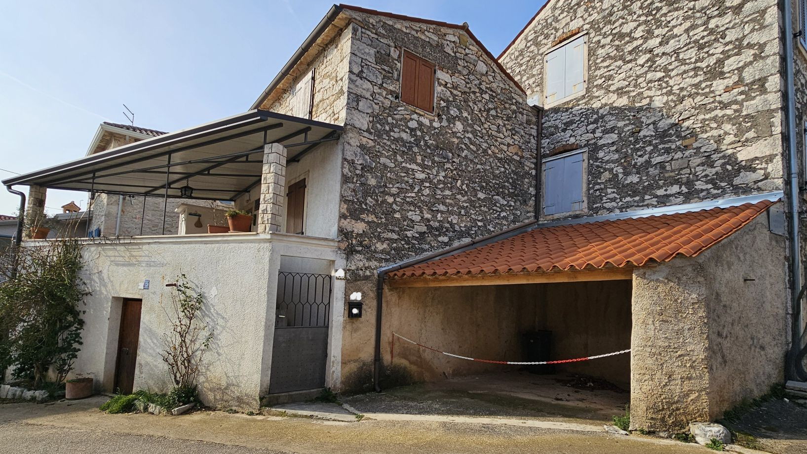 Simpatična kamena istarska kuća u Brtonigli
