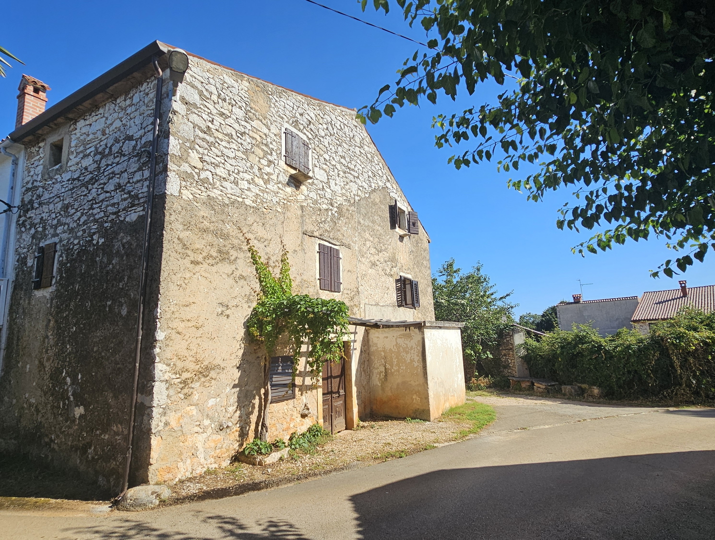 Stone house near Lovrečica, only 2.5 km from the beach and the sea