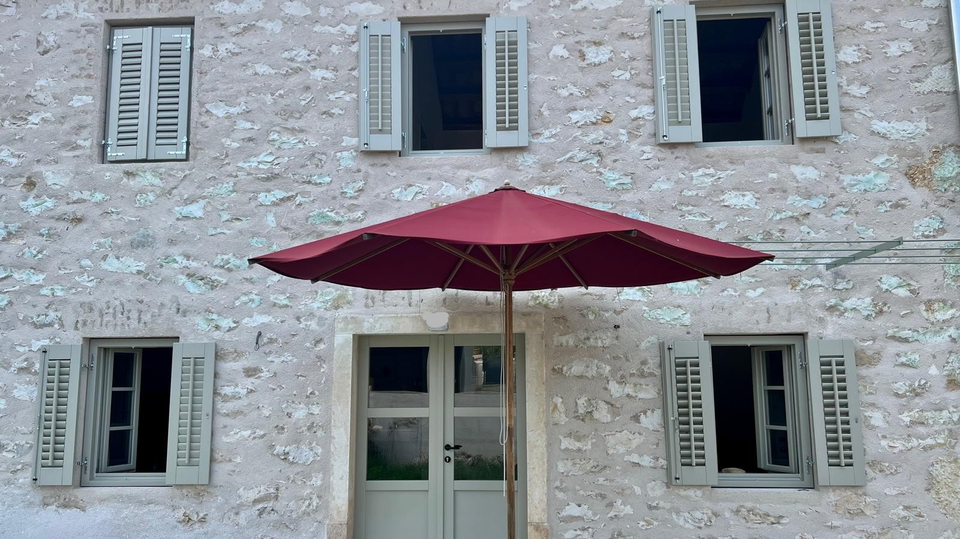 Nova kamena ku&cacute;ica u Brtonigli  s pogledom na more