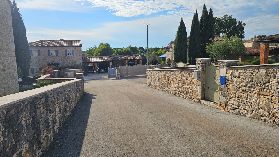 Building land near Pore&ccaron;