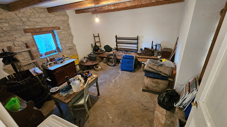 Stone Istrian house with a courtyard in Brtonigla