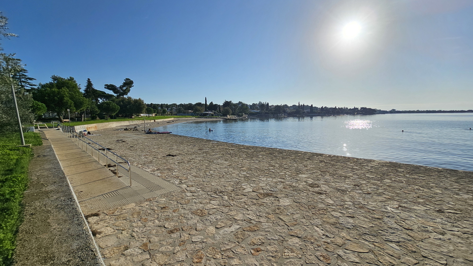 Steinhaus in Novigrad in der Nähe von Meer und Strand