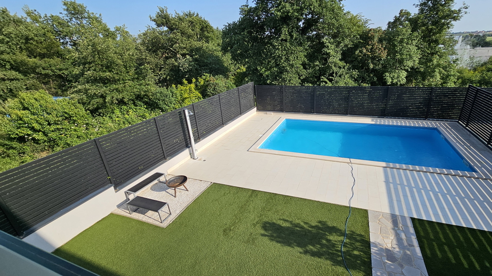 La  casa bifamiliare moderna  con piscina,  vicino al mare e alla spiaggia vicino a Cittanova in Istria