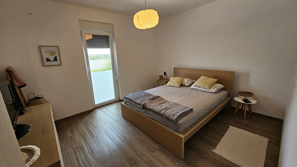 La  casa bifamiliare moderna  con piscina,  vicino al mare e alla spiaggia vicino a Cittanova in Istria
