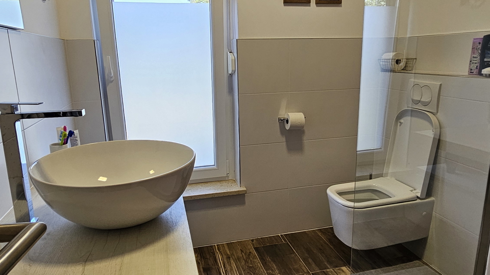 La  casa bifamiliare moderna  con piscina,  vicino al mare e alla spiaggia vicino a Cittanova in Istria