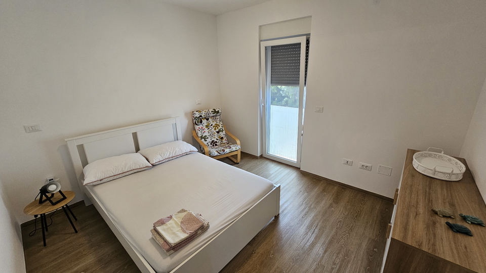 La  casa bifamiliare moderna  con piscina,  vicino al mare e alla spiaggia vicino a Cittanova in Istria