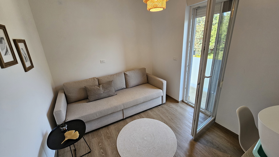 La  casa bifamiliare moderna  con piscina,  vicino al mare e alla spiaggia vicino a Cittanova in Istria