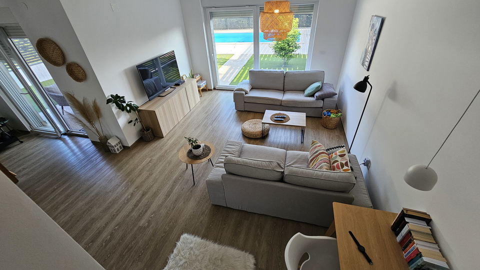 La  casa bifamiliare moderna  con piscina,  vicino al mare e alla spiaggia vicino a Cittanova in Istria