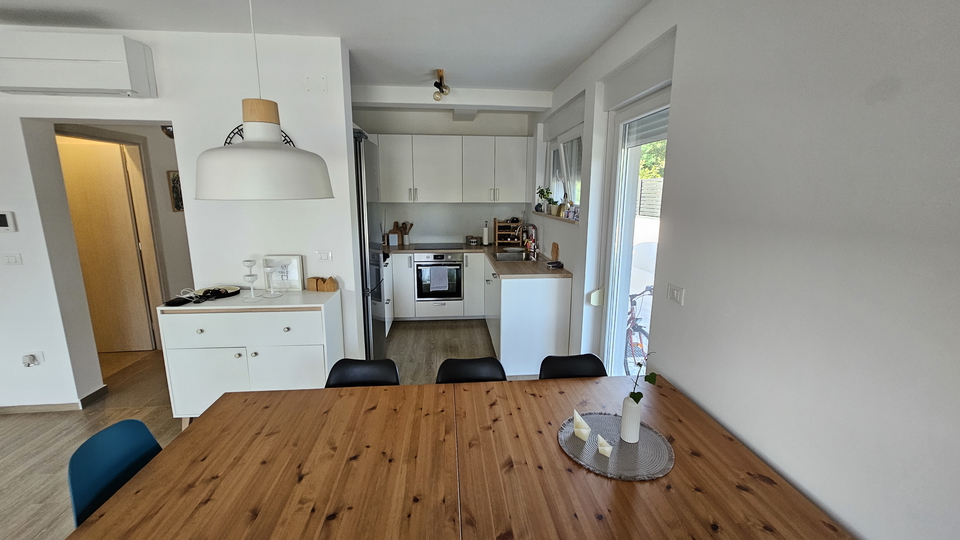 La  casa bifamiliare moderna  con piscina,  vicino al mare e alla spiaggia vicino a Cittanova in Istria