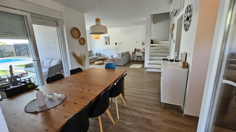 La  casa bifamiliare moderna  con piscina,  vicino al mare e alla spiaggia vicino a Cittanova in Istria