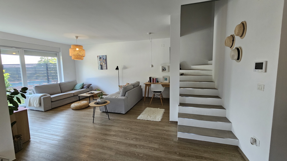 La  casa bifamiliare moderna  con piscina,  vicino al mare e alla spiaggia vicino a Cittanova in Istria