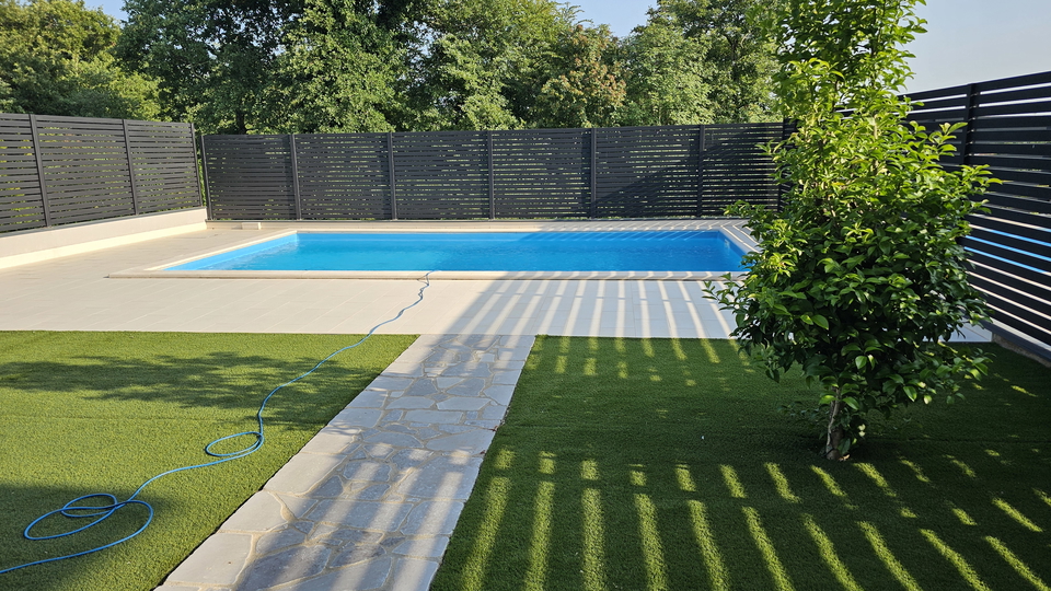 La  casa bifamiliare moderna  con piscina,  vicino al mare e alla spiaggia vicino a Cittanova in Istria