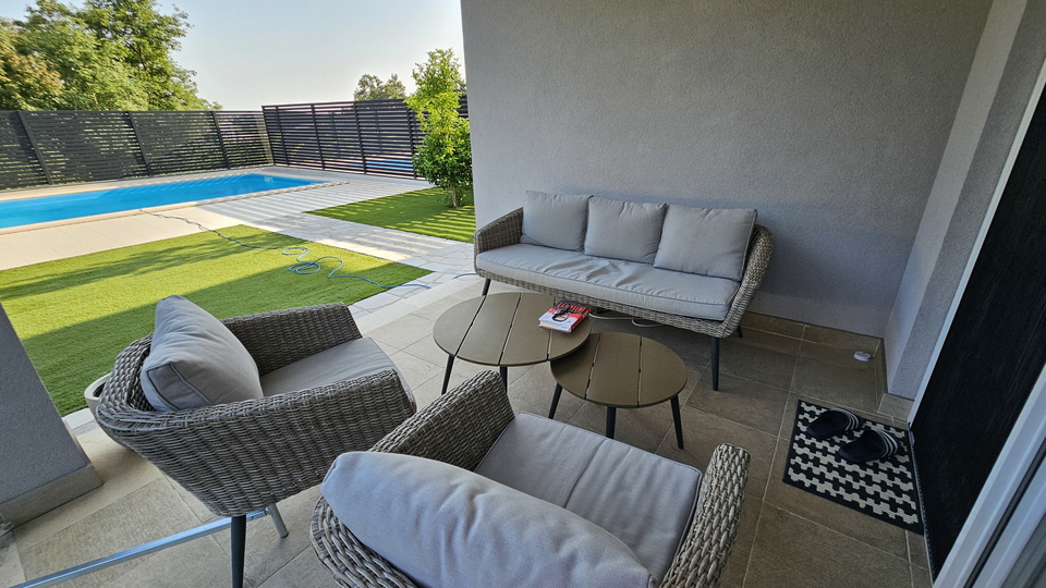 La  casa bifamiliare moderna  con piscina,  vicino al mare e alla spiaggia vicino a Cittanova in Istria
