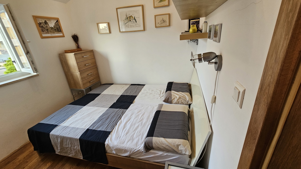 Wir verkaufen eine Wohnung in der Nähe des Strandes und des Meeres, in der Umgebung von Novigrad.