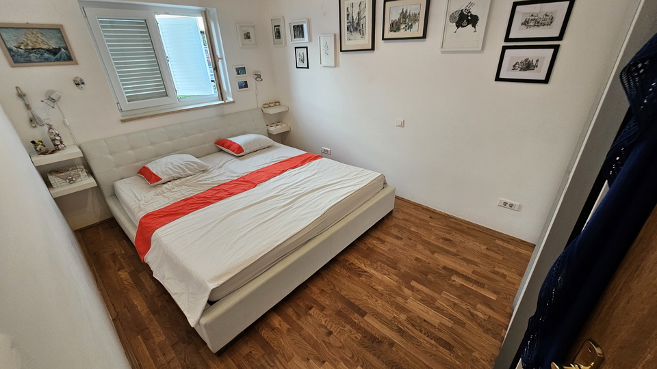 Wir verkaufen eine Wohnung in der Nähe des Strandes und des Meeres, in der Umgebung von Novigrad.