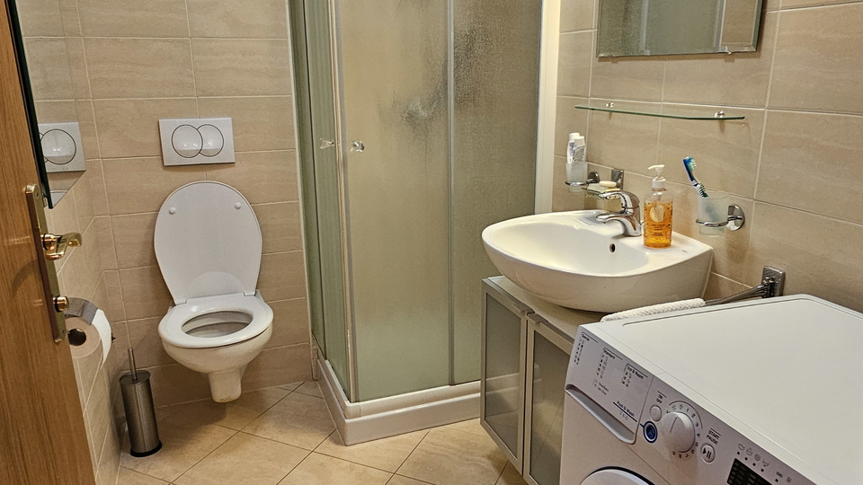 Wir verkaufen eine Wohnung in der Nähe des Strandes und des Meeres, in der Umgebung von Novigrad.
