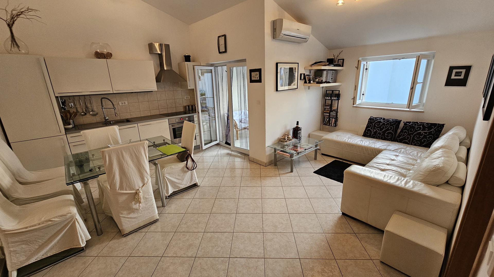 We are selling an apartment close to the beach and the sea, in the vicinity of Novigrad.