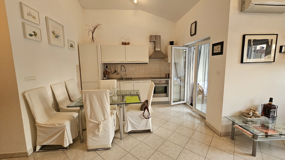 Wir verkaufen eine Wohnung in der Nähe des Strandes und des Meeres, in der Umgebung von Novigrad.