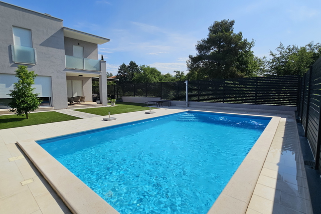 La  casa bifamiliare moderna  con piscina,  vicino al mare e alla spiaggia vicino a Cittanova in Istria